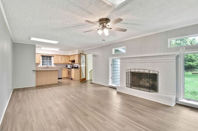 Building Photo - 212 Pinewood Dr