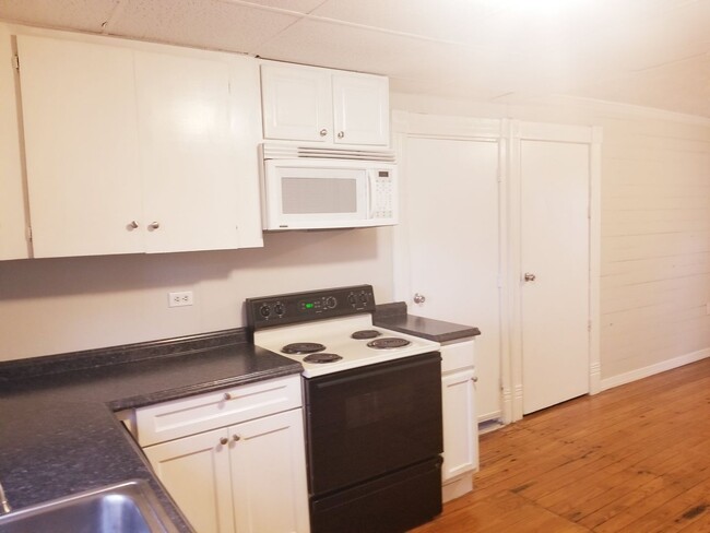 Building Photo - Three Bedroom Two Story House!
