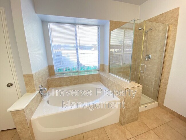 Building Photo - 4150 Briar Hill Dr