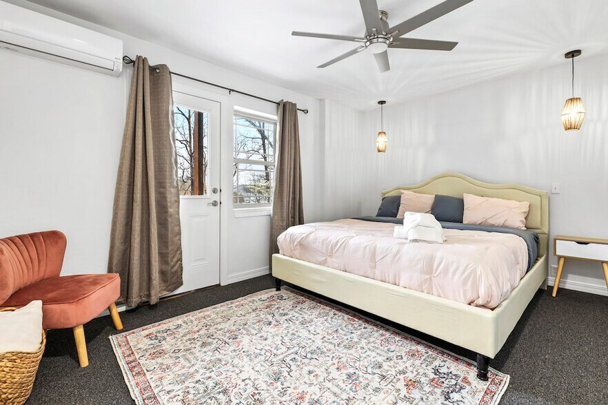 Building Photo - 211 Lakeshore Dr