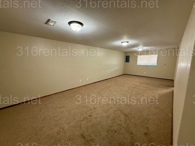 Building Photo - $1575 - 4 bedroom/ 2 bathroom - Gorgeous newly remodeled townhome!