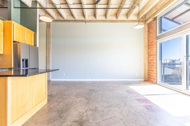 Building Photo - 1331 S Flores St