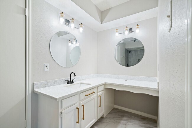 Building Photo - 801 Thornwood Dr