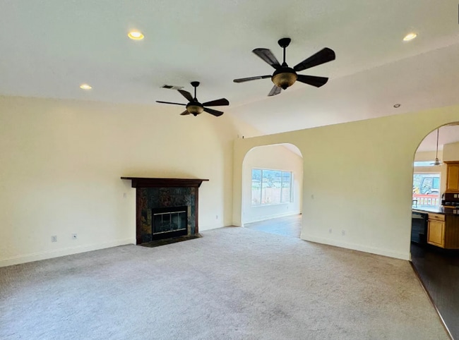 Building Photo - Huge 5 bedroom Home in Scenic Setting