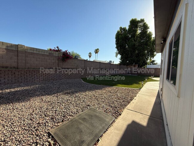Building Photo - 6502 E Grandview Dr