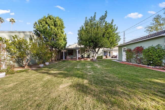 Building Photo - 2510 Santiago St