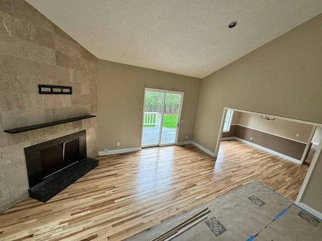 Building Photo - 25392 Surrey Ln