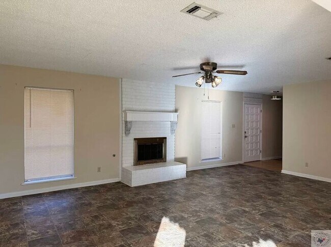 Building Photo - 18 Lanshire Dr