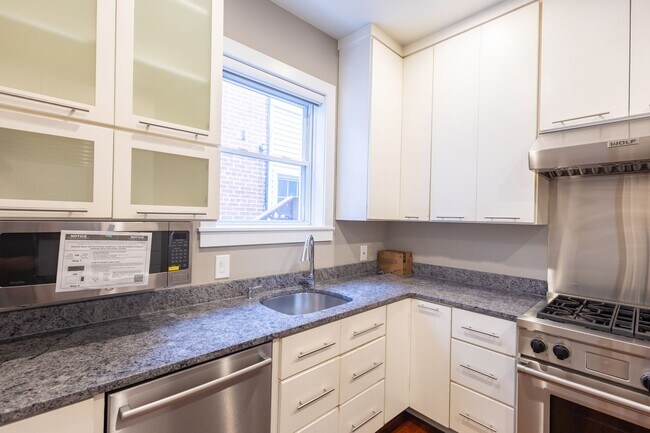 Building Photo - Beautiful 4 BR/3.5 BA Townhome in Cathedra...