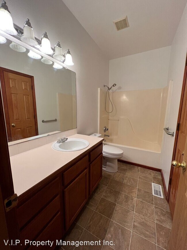 Building Photo - 3 br, 2 bath House - 1228 NE Multnomah Dr.