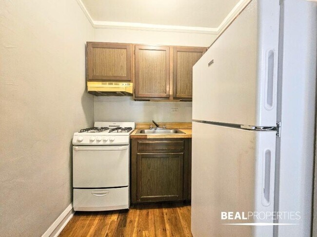 Building Photo - 1 bedroom in CHICAGO IL 60657