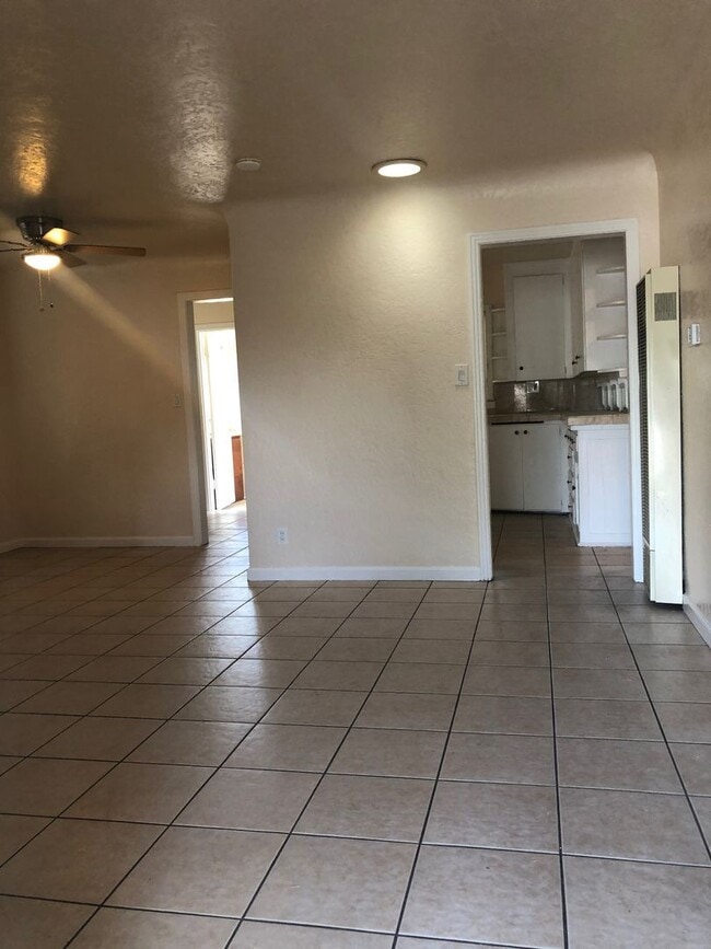 Building Photo - Charming home in center of town