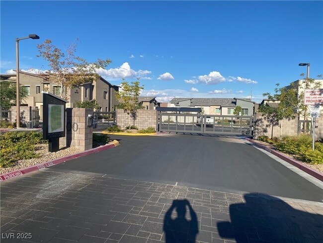Building Photo - 600 Carriage Hill Dr