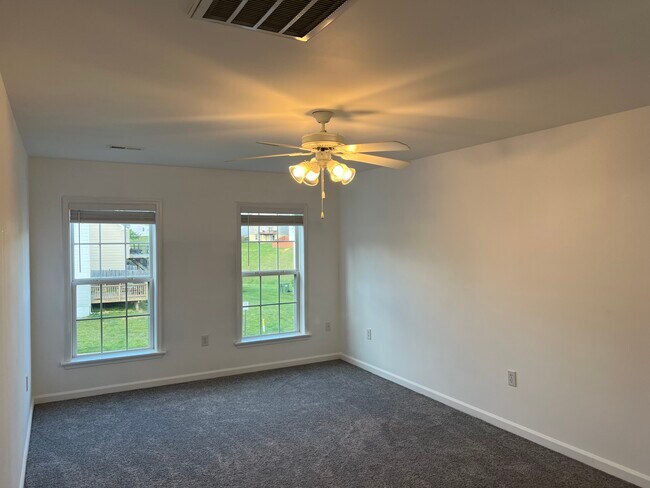 Building Photo - 43 Carlsbad Dr