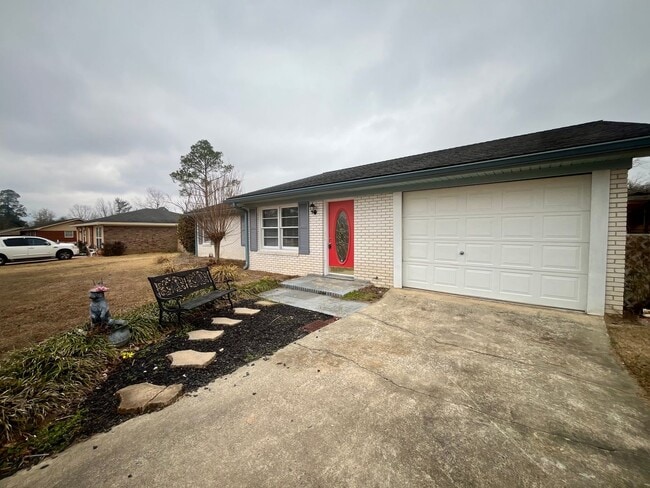 Building Photo - 3 Bed/2 Bath Home