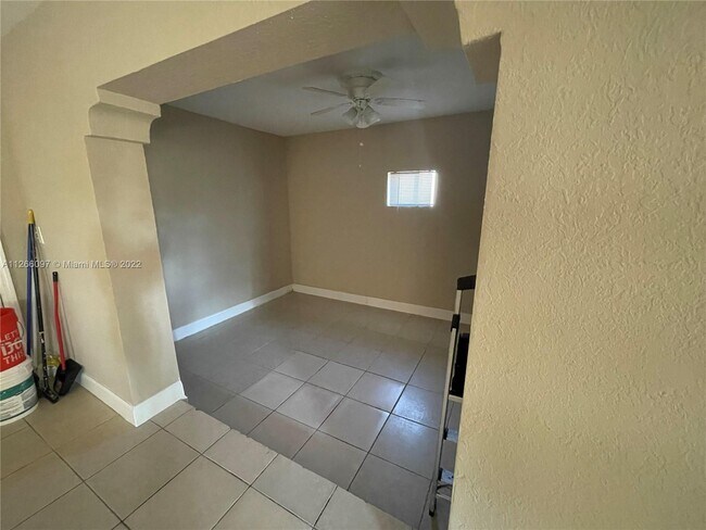 Building Photo - 1810 SW 64th Ter