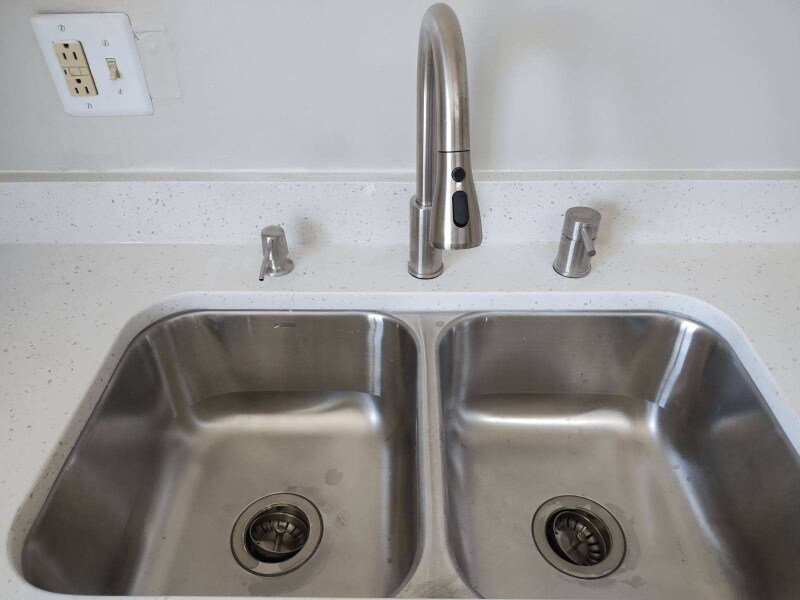 Building Photo - 422 S Oak St