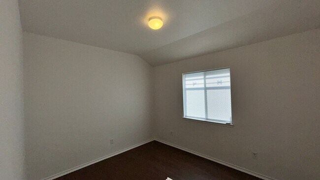 Building Photo - Move-in Ready Open Layout with a Huge Yard!
