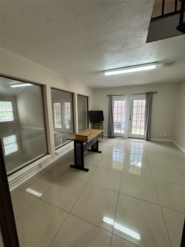 Building Photo - 11322 Briar Forest Dr