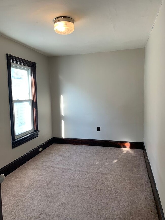 Building Photo - Spacious single family home with 3 beds/2 ...