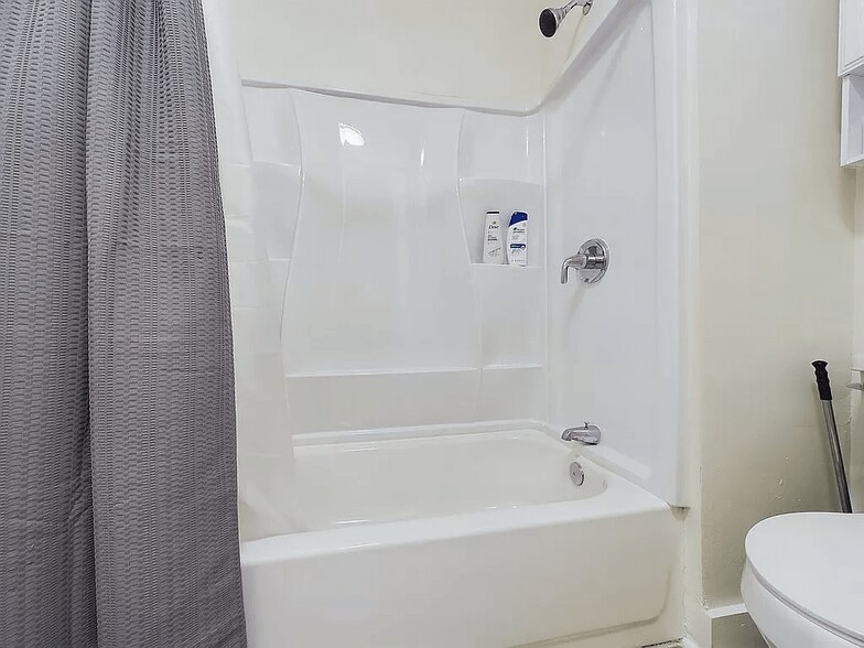 Building Photo - 3718 Live Oak St