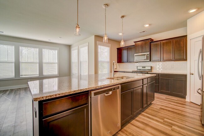 Building Photo - Gorgeous 4 BR, 3BA, Home with Loft, and 2 ...