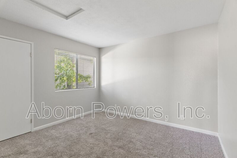 Building Photo - 3180 Country Club Dr