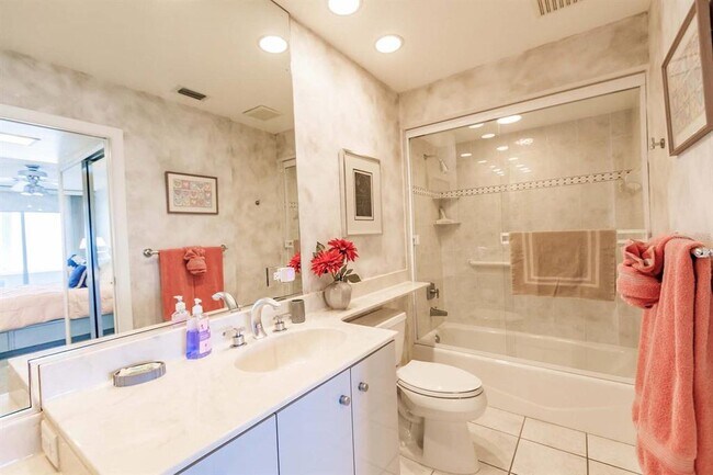 Building Photo - 1055 W Peppertree Dr