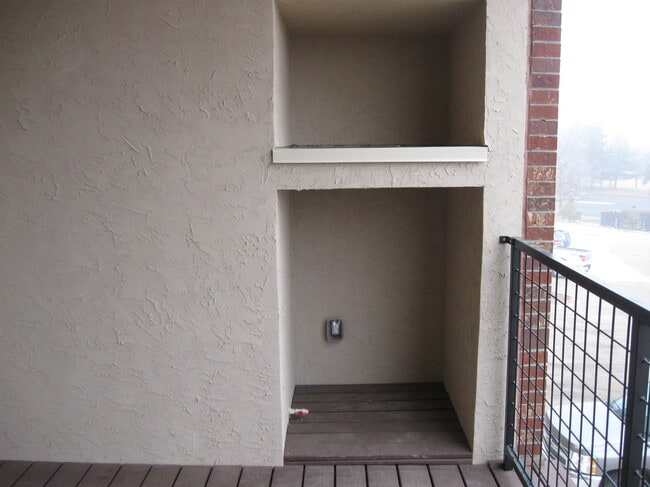 Building Photo - 303 Inverness Way S