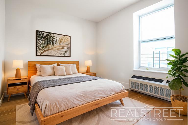 Building Photo - LUXURY Giant 1 BED LOFT in Queens!