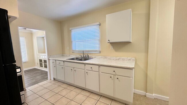 Building Photo - LARGE DOWNSTAIRS ONE BEDROOM ONE BATH!