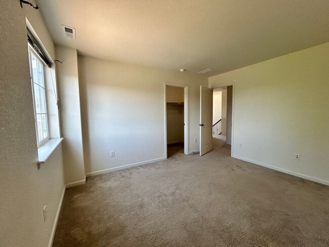 Building Photo - Spacious 5-Bedroom House with Large Fenced Yard
