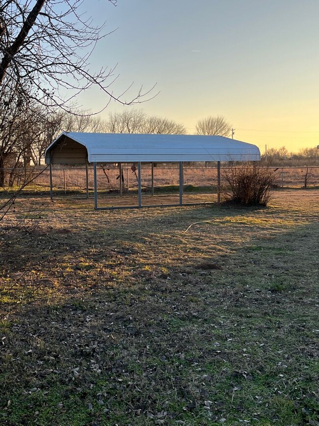 Building Photo - 3 BEDROOM HOUSE AVAILABLE OUTSIDE OF ROFF ...