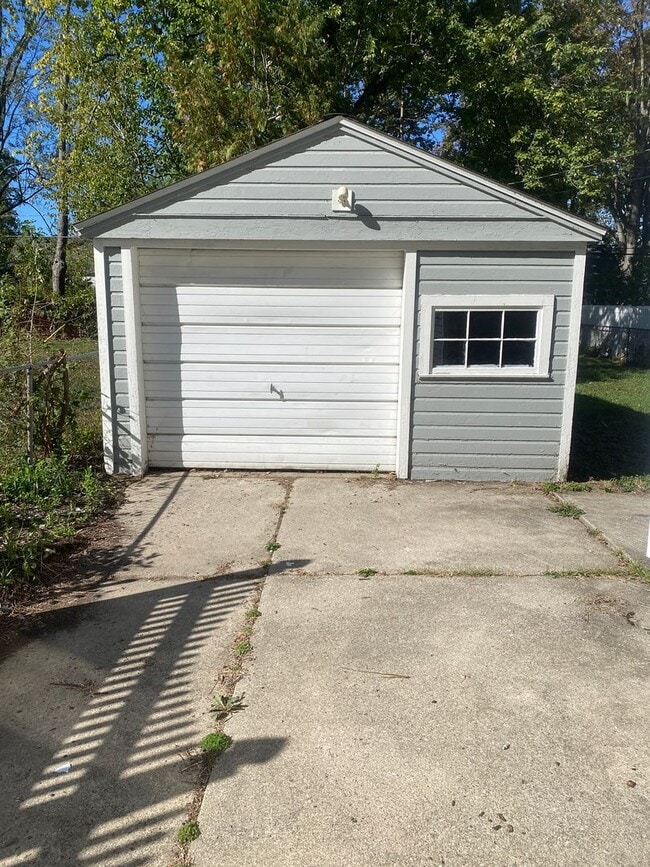 Building Photo - 3 bedroom 2 bath bungalow with basement and garage in Wayne