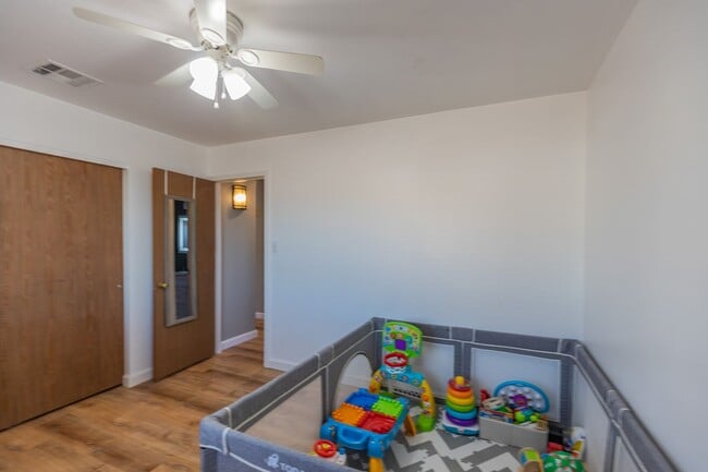 Building Photo - Beautiful 3 Bed 2 Bath - Gorgeous Views & Fenced in Backyard!