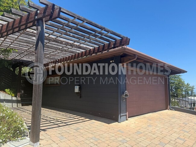 Building Photo - Stunning Home located at the end of a cul-...