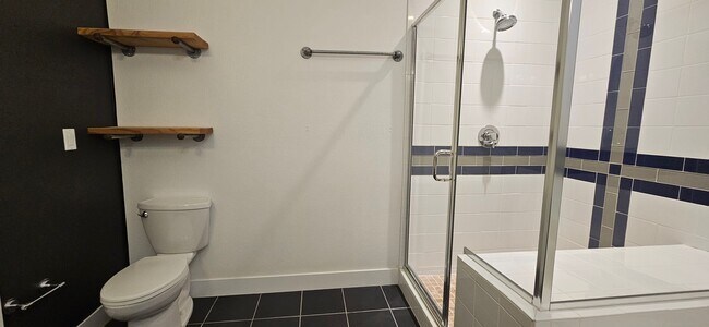 Building Photo - Congress Park High Rise Living! Huge Main Floor 2 Bed 2 Bath