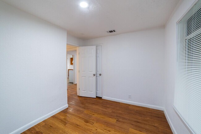 Building Photo - 1946 Nolan St