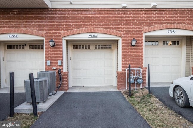 Building Photo - 42592 Sunset Ridge Square