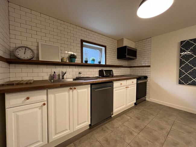 Building Photo - Spacious 1 Bedroom ADU Steps to OHSU with Soaking Tub, Rain Shower, and Treeline Views