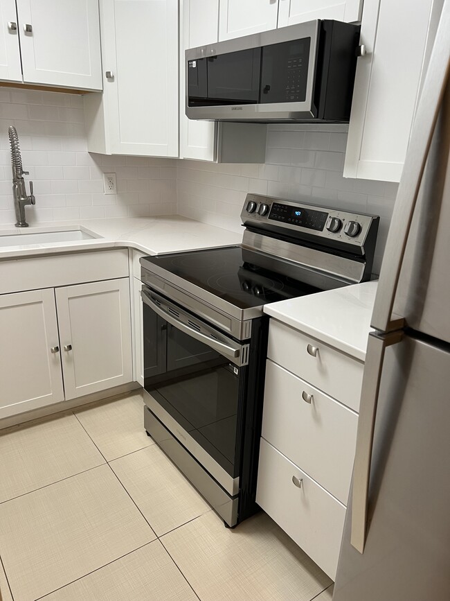 Building Photo - 625 S Royal Crest Cir