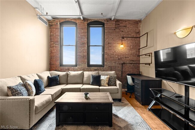 Building Photo - 1133 W 9th St