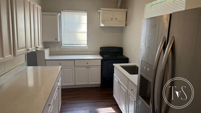 Building Photo - 1011 W 53rd St