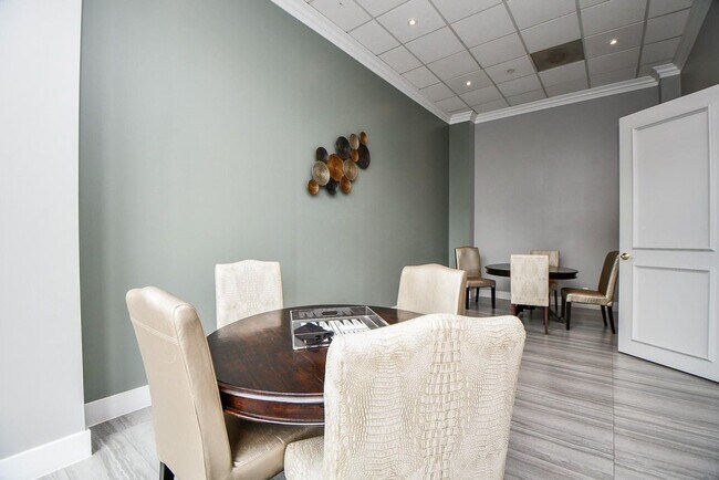 Building Photo - 5150 Hidalgo St