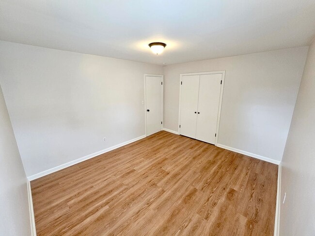 Building Photo - Newly Updated 3 Bed, 1.5 Bath Duplex Unit with Garage in Lovely Inner SE