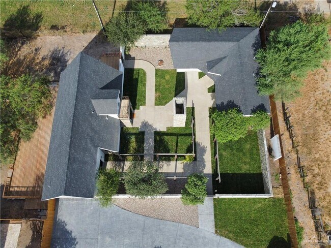 Building Photo - 12303 Lakeview Dr