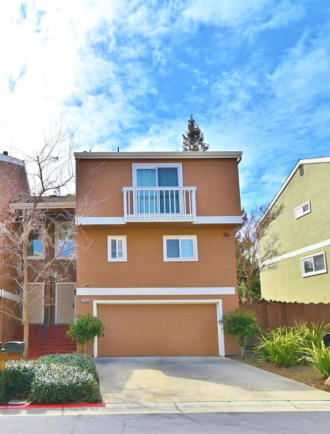 Building Photo - $3,695 - GORGEOUS PARKMONT TOWN HOME IN CE...