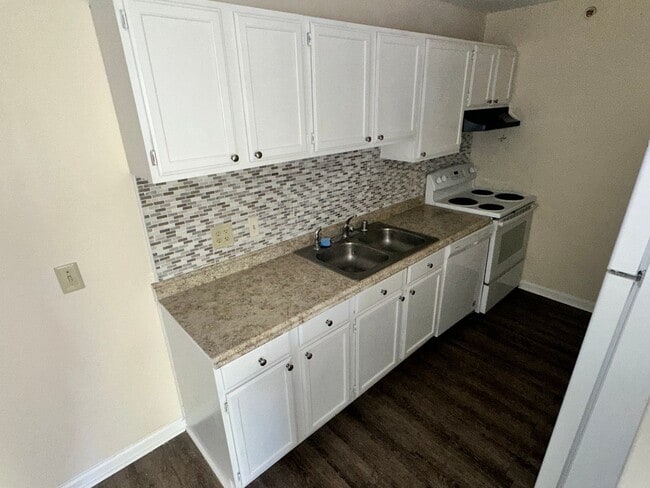 Building Photo - FALL SPECIAL-1/2 Off 2nd Mo! Lovely Condo,...