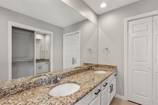 Building Photo - 13313 Briar Hollow Dr