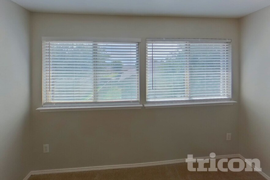Building Photo - 3005 Glenrose Dr